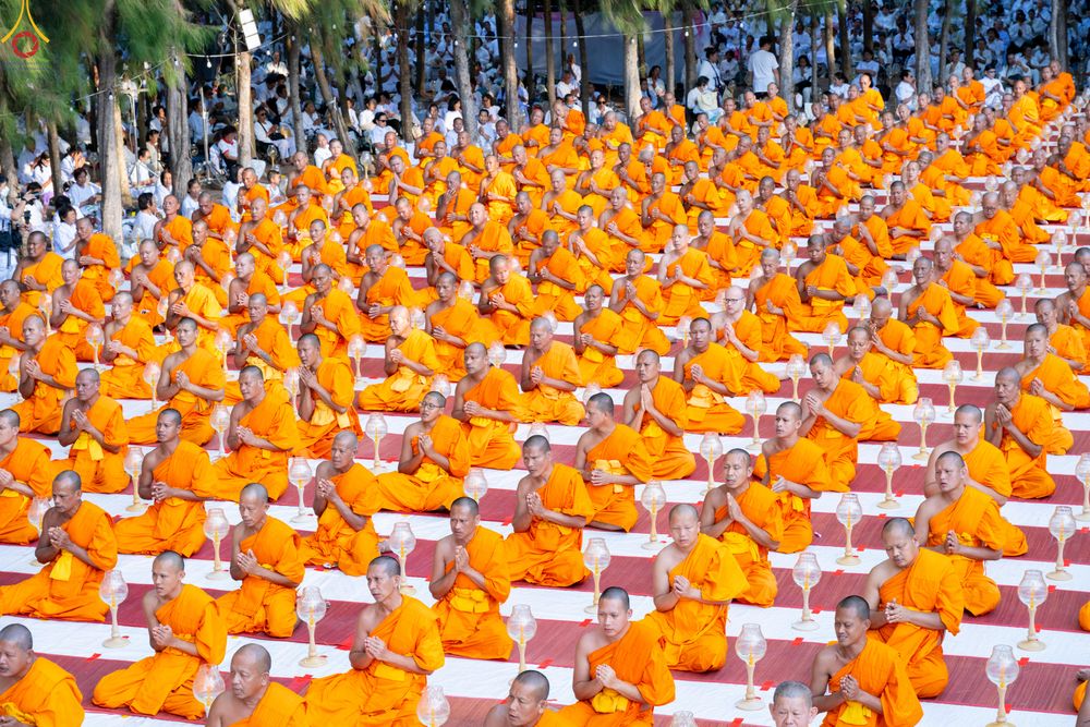 ภาพ No.290008:วันที่ 6 มกราคม พ.ศ. 2569 พิธีจุดประทีปถวายเป็นพุทธบูชา และบูชาธรรมมหาปูชนียาจารย์ (ภาพชุดที่ 2) ณ อนุสรณ์สถานมหาวิหารพระมงคลเทพมุนี (โลตัสแลนด์) อ.สองพี่น้อง จ.สุพรรณบุรี ในโครงการธรรมยาตรา กตัญญูบูชา มหาปูชนียาจารย์ พระมงคลเทพมุนี(สด จนฺทสโร) พระผู้ปรา