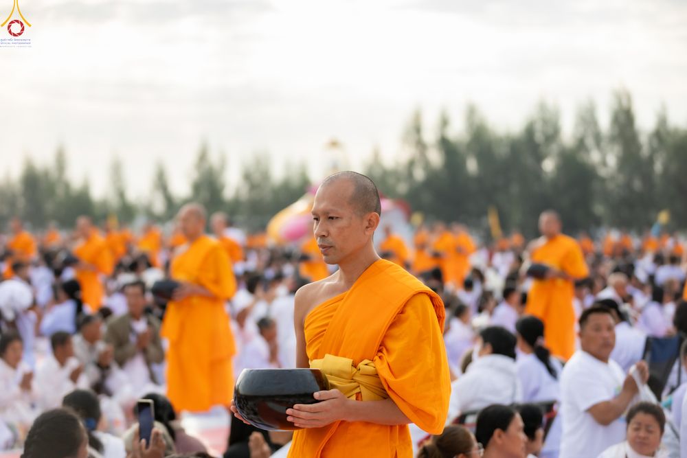 ภาพ No.302637:วันที่ 24 มกราคม พ.ศ. 2569 พิธีตักบาตรพระธรรมยาตรา(ภาพชุดที่ 2) ณ อนุสรณ์สถานลำดับที่ 5 สถานที่เผยแผ่วิชชาธรรมกายครั้งแรก อนุสรณ์สถานบางปลา วัดบางปลา อำเภอบางเลน จังหวัดนครปฐม ในโครงการธรรมยาตรา กตัญญูบูชา มหาปูชนียาจารย์ พระมงคลเทพมุนี(สด จนฺทสโร) พระผู