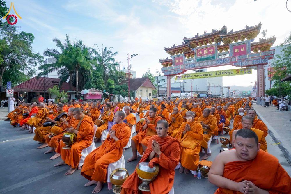 ภาพ No.313958:วันอาทิตย์ที่ 14 มีนาคม พ.ศ. 2569 ทำบุญเมืองหาดใหญ่ตักบาตรพระ 1,109 รูป เติมบุญใหญ่ หลังวิกฤตมหาอุทกภัย ณ ซุ้มประตูไชน่าทาวน์ ถนนศุภสารรังสรรค์ อ.หาดใหญ่ จ.สงขลา