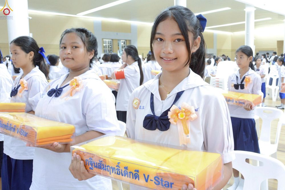 ภาพ No.246052:วันเสาร์ที่ 13 กันยายน พ.ศ. 2568 พิธีมอบผ้าไตรประธานกฐินสัมฤทธิ์เด็กดี V-Star ณ สภาธรรมกายสากล วัดพระธรรมกาย