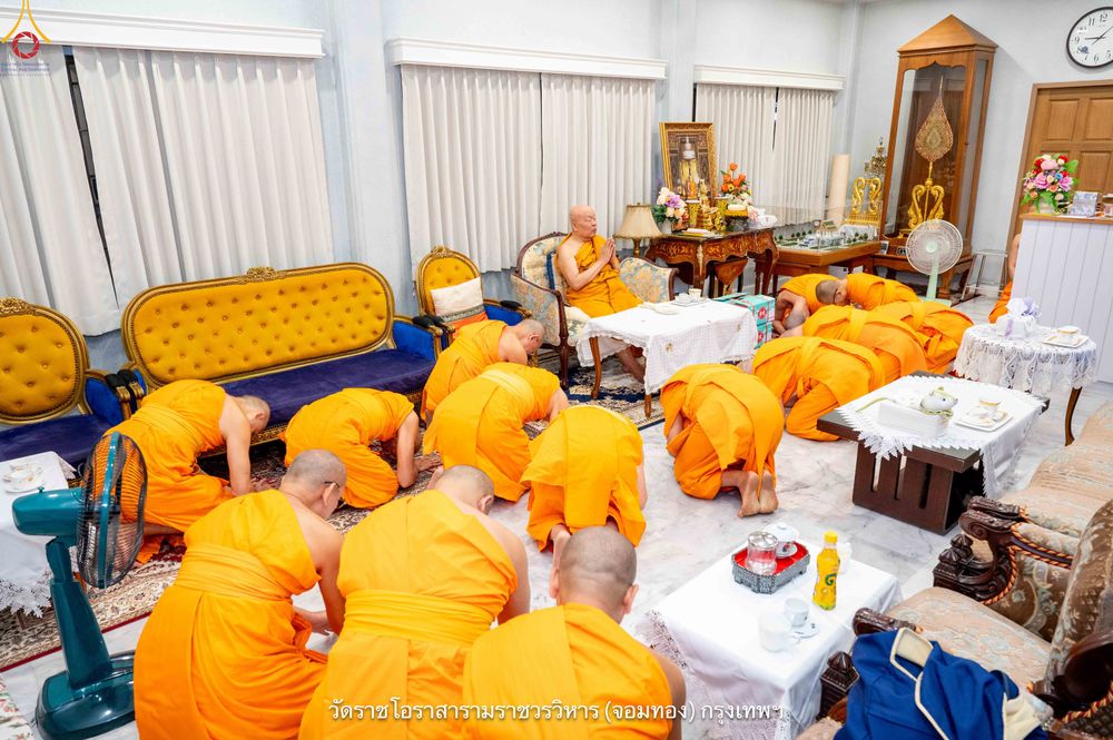 ภาพ No.342141:วันศุกร์ที่ 31 กรกฎาคม พ.ศ.2569 พระภิกษุวัดพระธรรมกาย ทำวัตรพระผู้ใหญ่เนื่องในวันเข้าพรรษา