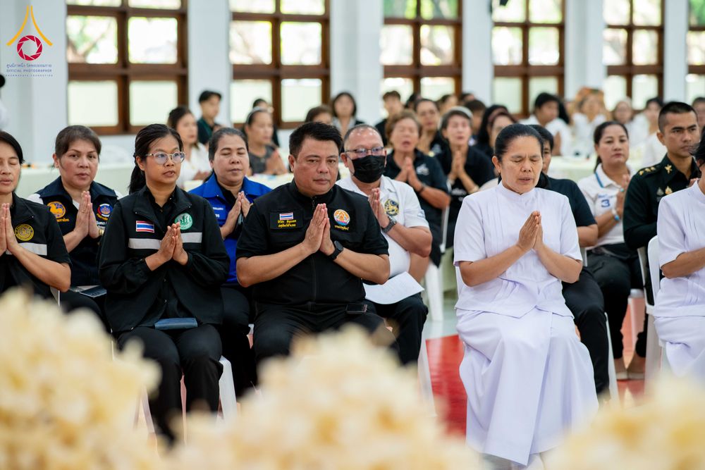 ภาพ No.327594:วันศุกร์ที่ 1 พฤษภาคม พ.ศ. 2569 รวมใจพสกนิกรชาวอำเภอคลองหลวง ประดิษฐ์ดอกไม้จันทน์ เพื่อใช้ในพิธีถวายดอกไม้จันทน์ในงานพระราชพิธีถวายพระเพลิงพระบรมศพ สมเด็จพระนางเจ้าสิริกิติ์ พระบรมราชินีนาถ พระบรมราชชนนีพันปีหลวง ณ วัดพระธรรมกาย