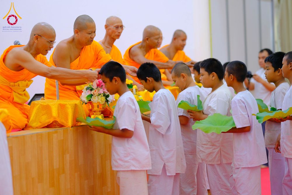 ภาพ No.319917:วันเสาร์ที่ 4 เมษายน พ.ศ.2569 พิธีตัดปอยผมและปลงผม พิธีขอขมาผู้ปกครองและมอบผ้าไตร พิธีบรรพชาและถวายบาตร ณ ศูนย์ปฏิบัติธรรมและศูนย์อบรมเยาวชนเพชรบุรี  ต.ท่าแลง อ.ท่ายาง จ.เพชรบุรี