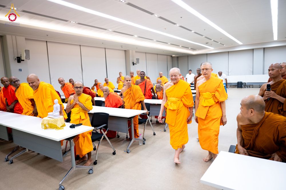 ภาพ No.323315:หลวงพ่อทัตตชีโว รองเจ้าอาวาสวัดพระธรรมกาย ถวายการต้อนรับปฏิสันถารคณะสงฆ์จากประเทศศรีลังกา