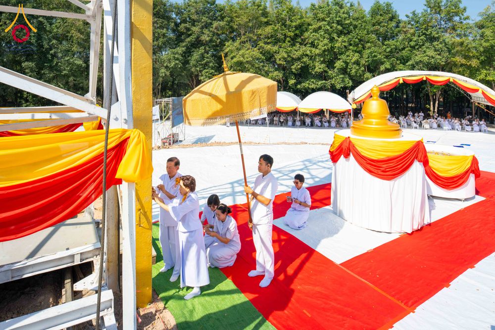 ภาพ No.285791:วันพุธที่ 10 ธันวาคม พ.ศ.2568  พิธีตอกเสาเข็มมงคลต้นสุดท้าย รองรับองค์พระเจดีย์เพื่อสร้างสันติภาพโลก ณ ศูนย์ปฏิบัติธรรมและศูนย์อบรมเยาวชน ชัยนาท