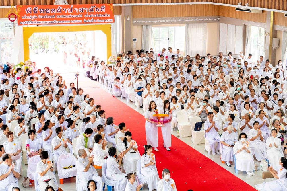 ภาพ No.346569:วันอาทิตย์ที่ 30 สิงหาคม พ.ศ.2569 พิธีทอดผ้าป่า สวดธรรมจักรกัปปวัตนสูตรกลั่นแผ่นดินโปรยรัตนชาติ  สถาปนาองค์พระเจดีย์เพื่อสร้างสันติภาพโลก  ณ ศูนย์ปฏิบัติธรรมพนมสารคาม (เพชรตะวัน) จังหวัดฉะเชิงเทรา