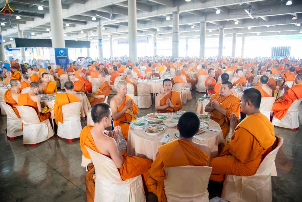 ภาพ No.325876:วันที่ 22 เมษายน พ.ศ.2569(วันคุ้มครองโลก) งานถวายมหาสังฆทาน 40,000 กว่าวัดทั่วประเทศ เจ้าหน้าที่ สาธุชน ร่วมใจจัดเตรียมภัตตาหารเพล (ชุด 2)