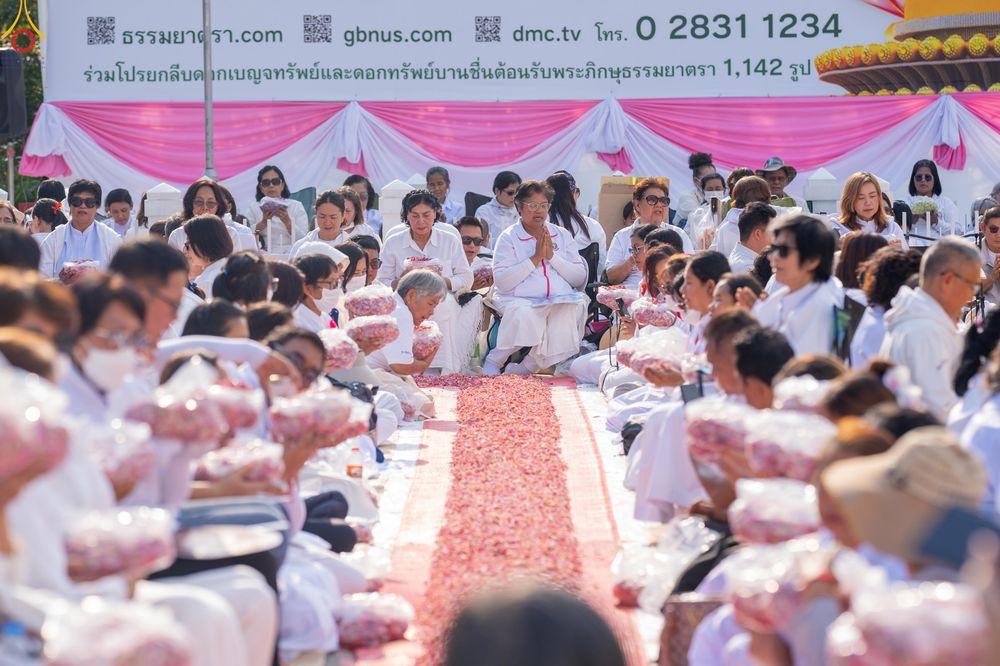 ภาพ No.294980:วันที่ 14 มกราคม พ.ศ. 2569 พิธีต้อนรับพระธรรมยาตรา อนุสรณ์สถานลำดับที่ 4  สถานที่เกิดด้วยกายธรรม ณ วัดโบสถ์บน ต.บางคูเวียง จ.นนทบุรี ในโครงการธรรมยาตรา กตัญญูบูชา มหาปูชนียาจารย์ พระมงคลเทพมุนี(สด จนฺทสโร) พระผู้ปราบมาร อนุสรณ์สถาน 7 แห่ง ปีที่ 14