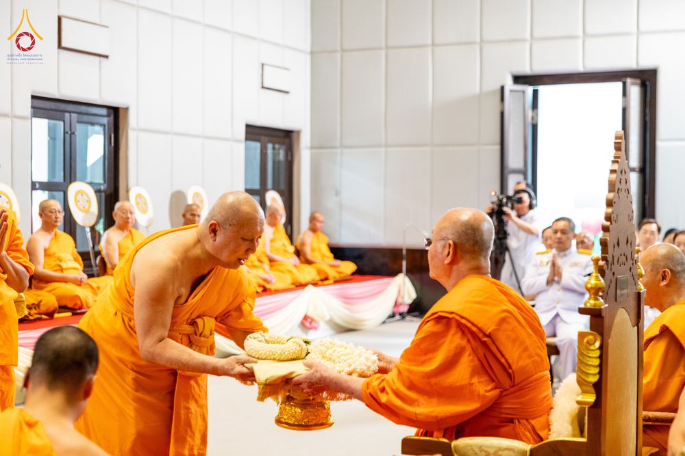 ภาพ No.332334:วันเสาร์ที่ 6 มิถุนายน พ.ศ.2569 พิธีต้อนรับสัญญาบัตร พัดยศ พระราชภาวนาวชิรวิเทศ วิ. ณ อุโบสถพระไตรปิฏก วัดพระธรรมกาย