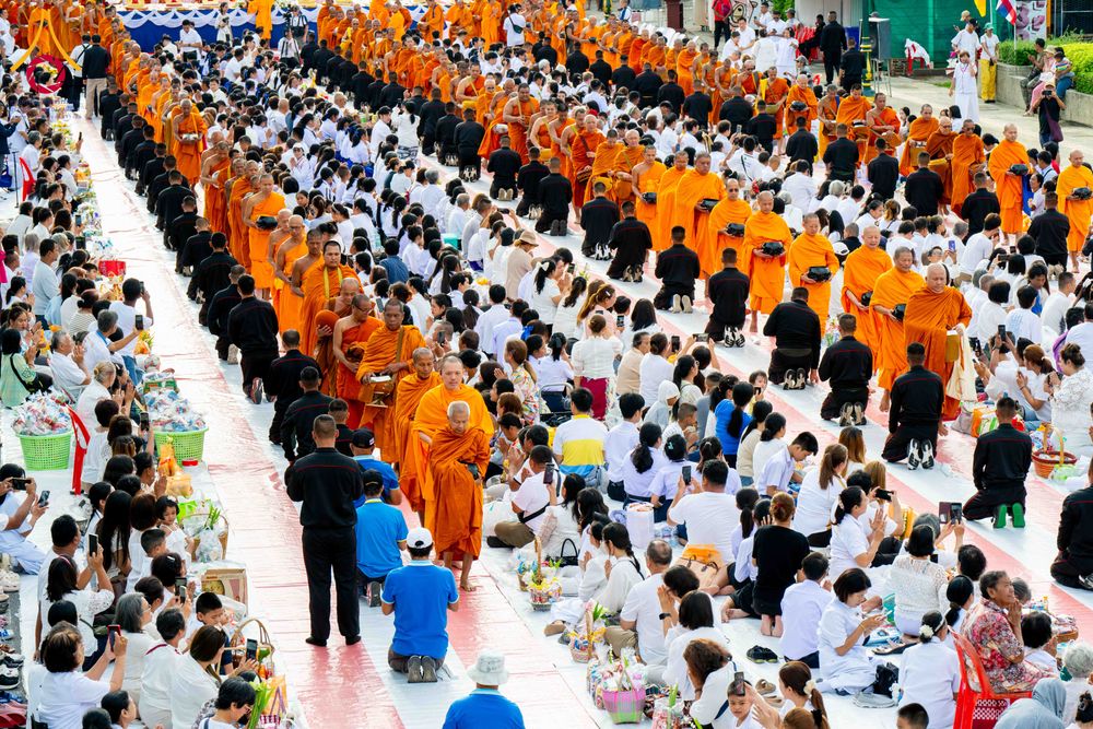 ภาพ No.329502:วันอาทิตย์ที่ 24 พฤษภาคม พ.ศ. 2569 พิธีตักบาตรพระ 1,000 รูป เพื่อถวายเป็นพุทธบูชาในเทศกาลวิสาขบูชาโลก และ ถวายเป็นพระราชกุศล  ณ ลานศิลปวัฒนธรรม เมืองปัตตานี จ.ปัตตานี