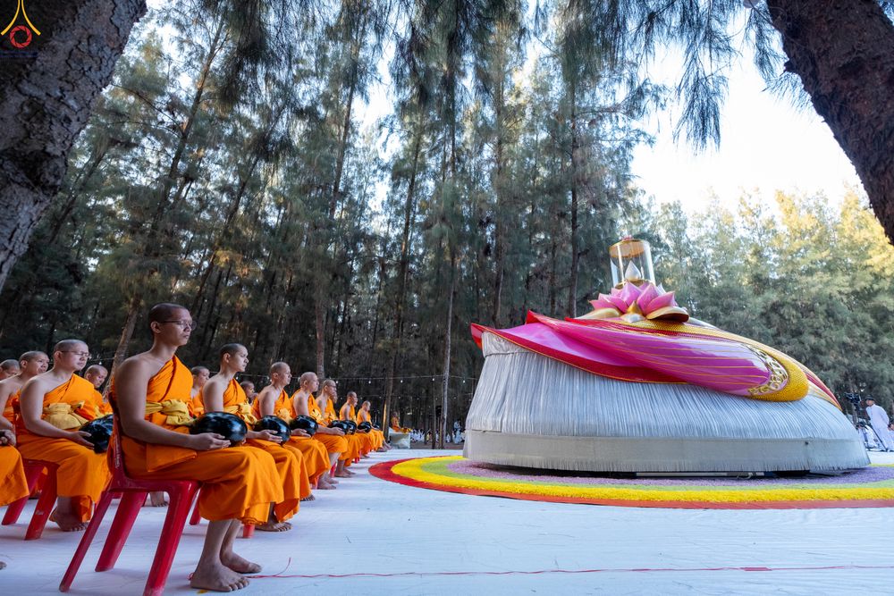 ภาพ No.289188:วันที่ 7 มกราคม พ.ศ. 2569 พิธีตักบาตรพระธรรมยาตรา ณ อนุสรณ์สถานลำดับที่ 1 สถานที่เกิดด้วยรูปกายเนื้อ อนุสรณ์สถานมหาวิหารพระมงคลเทพมุนี (โลตัสแลนด์) อ.สองพี่น้อง จ.สุพรรณบุรี ในโครงการธรรมยาตรา กตัญญูบูชา มหาปูชนียาจารย์ พระมงคลเทพมุนี(สด จนฺทสโร) พระผู้ป