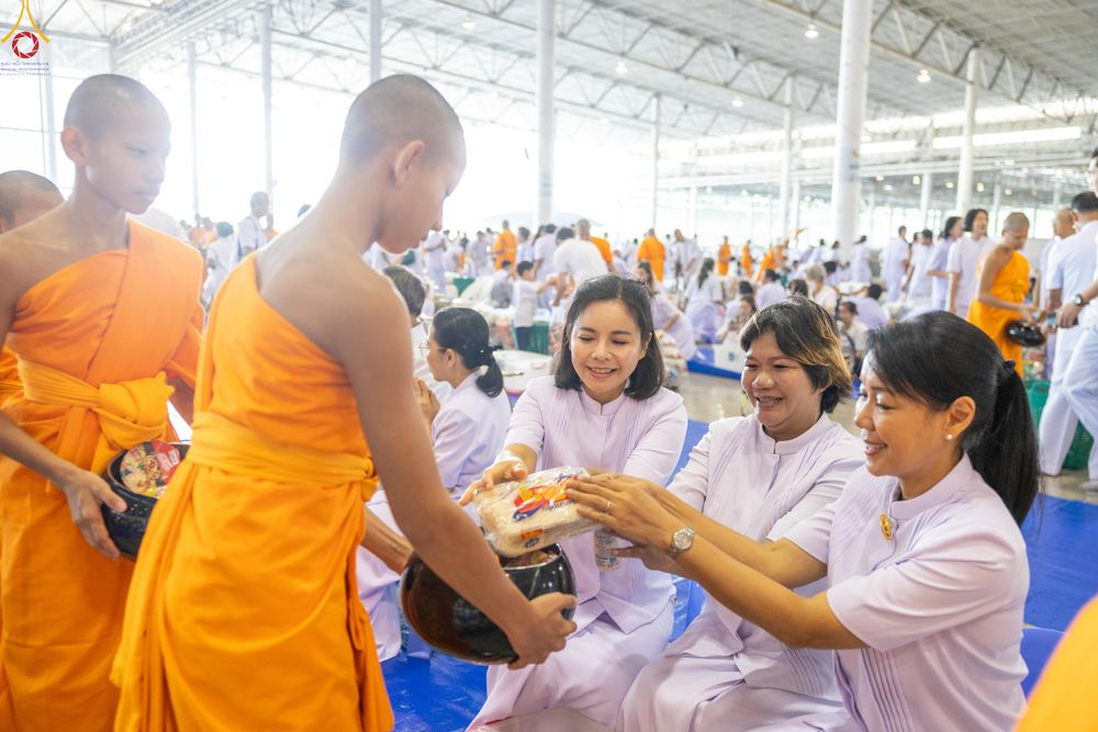 ภาพ No.318211:วันอาทิตย์ต้นเดือนที่ 5 เมษายน พ.ศ.2569 พิธีตักบาตร ณ บ้านแก้วเรือนทองคุณยายอาจารย์ฯ วัดพระธรรมกาย