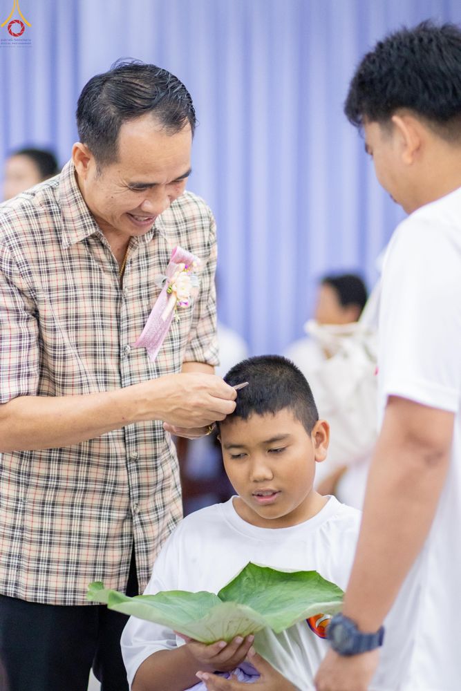 ภาพ No.320110:วันเสาร์ที่ 4 เมษายน 2569 พิธีตัดปอยผม ขอขมาผู้ปกครอง  มอบบาตร-ผ้าไตร และพิธีบรรพชาสามเณร 87 รูป  ณ ศูนย์ปฏิบัติธรรมระยอง(บ้านช่องลม)  ต.บางบุตร อ.บ้านค่าย จ.ระยอง