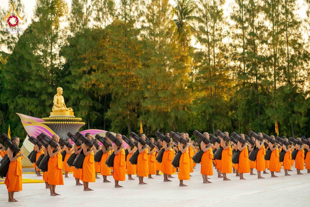 ภาพ No.290667:วันที่ 8 มกราคม พ.ศ. 2569 พระธรรมยาตราปฏิบัติธรรม และถ่ายภาพหมู่ประวัติศาสตร์ ในโครงการธรรมยาตรา กตัญญูบูชามหาปูชนียาจารย์ พระมงคลเทพมุนี(สด จนฺทสโร) พระผู้ปราบมาร อนุสรณ์สถาน 7 แห่ง ปีที่ 14 ณ อนุสรณ์สถานคลองบางนางแท่น อ.สามพราน จ.นครปฐม