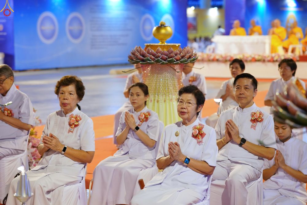 ภาพ No.331015:วันวิสาขบูชา อาทิตย์ที่ 31 พฤษภาคม พ.ศ.2569 พิธีจุดวิสาขประทีป , พิธีเวียนประทักษิณ  รอบพระมหาธรรมกายเจดีย์  และพิธีฉลองชัยสวดมนต์บทธัมมจักกัปปวัตนสูตร  ครบ 8,415,000,000 จบ ณ วัดพระธรรมกาย