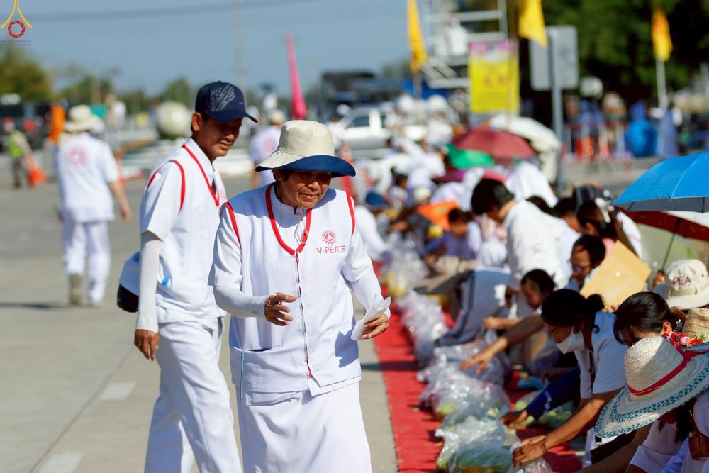 ภาพ No.296007:ภาพเบื้องหลังอาสาสมัครรวมใจ ชุดที่ 1 ในโครงการธรรมยาตรา กตัญญูบูชา มหาปูชนียาจารย์ พระมงคลเทพมุนี(สด จนฺทสโร) พระผู้ปราบมาร อนุสรณ์สถาน 7 แห่ง ปีที่ 14