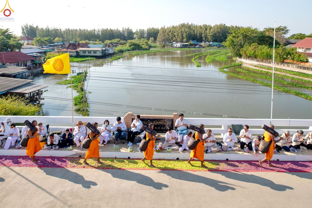 ภาพ No.292872:วันที่ 11 มกราคม พ.ศ. 2569 พิธีต้อนรับพระธรรมยาตรา ณ อนุสรณ์สถานลำดับที่ 3 สถานที่เกิดในเพศสมณะ วัดสองพี่น้อง อำเภอสองพี่น้อง จังหวัดสุพรรณบุรี ในโครงการธรรมยาตรา กตัญญูบูชา มหาปูชนียาจารย์ พระมงคลเทพมุนี(สด จนฺทสโร) พระผู้ปราบมาร อนุสรณ์สถาน 7 แห่ง ปีที