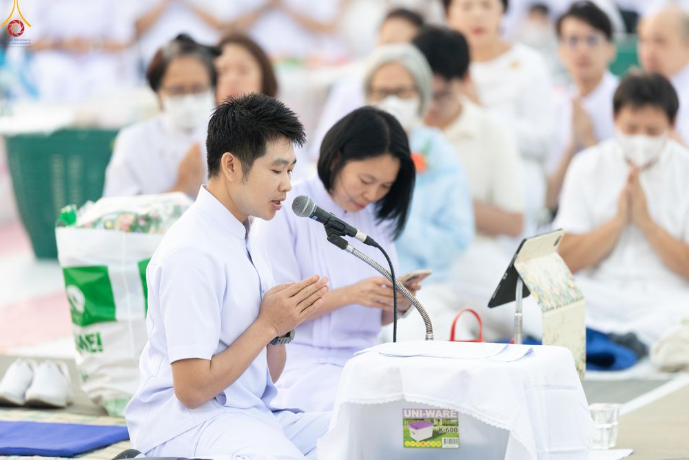 ภาพ No.279760:วันที่ 1 มกราคม พ.ศ.2569 พิธีตักบาตรในวันขึ้นปีใหม่ ณ ลานธรรม วัดพระธรรมกาย