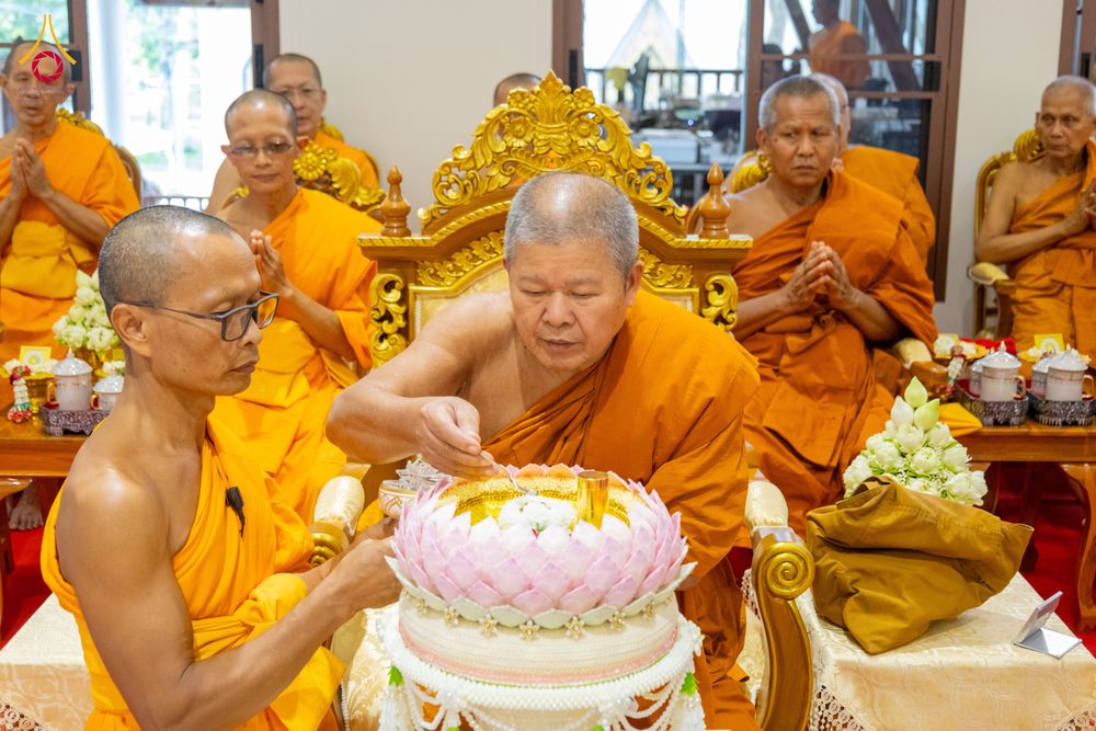 ภาพ No.336249:วันจันทร์ที่ 22 มิถุนายน พ.ศ.2569 พิธีอัญเชิญพระธรรมกาย และบรรจุพระบรมสารีริกธาตุ  ภายในเกศดอกบัวตูม องค์พระประธาน ณ อาคารสมปรารถนา วัดกลางธนรินทร์ ต.บ้านแป้ง อ.พรหมบุรี จ.สิงห์บุรี