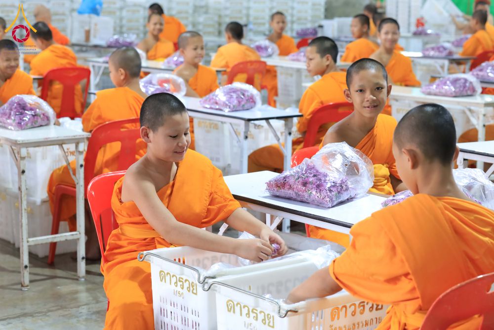 ภาพ No.303230:วันที่ 15-21 มกราคม พ.ศ.2569 ปลิดกลีบดอกเบญจทรัพย์ เพื่อโปรยต้อนรับพระธรรมยาตรา ในโครงการธรรมยาตรา กตัญญูบูชา มหาปูชนียาจารย์ พระมงคลเทพมุนี(สด จนฺทสโร) พระผู้ปราบมาร อนุสรณ์สถาน 7 แห่ง ปีที่ 14 ณ วิหารคด วัดพระธรรมกาย