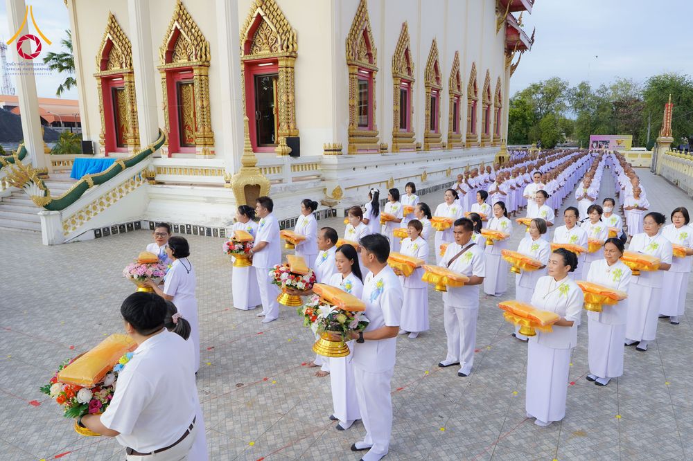 ภาพ No.278544:วันอาทิตย์ที่ 14 ธันวาคม พ.ศ.2568  พิธีเวียนประทักษิณ พิธีวันทาสีมาพระประธาน โครงการบวชบูชาธรรมมหาปูชนียาจารย์ ของศูนย์ปฏิบัติธรรมบุรีรัมย์ ณ วัดกลาง พระอารามหลวง จังหวัดบุรีรัมย์