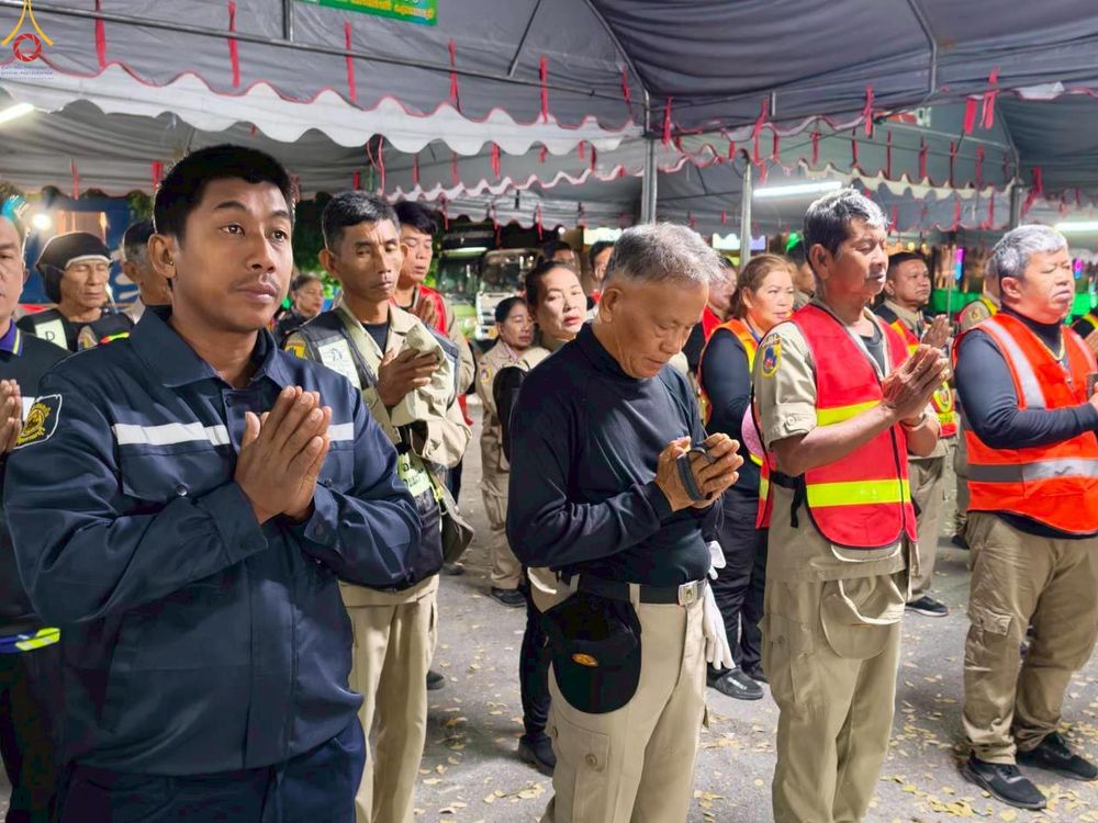 ภาพ No.300582:ภาพเบื้องหลังอาสาสมัครรวมใจ ชุดที่ 3 ในโครงการธรรมยาตรา กตัญญูบูชา มหาปูชนียาจารย์ พระมงคลเทพมุนี(สด จนฺทสโร) พระผู้ปราบมาร อนุสรณ์สถาน 7 แห่ง ปีที่ 14