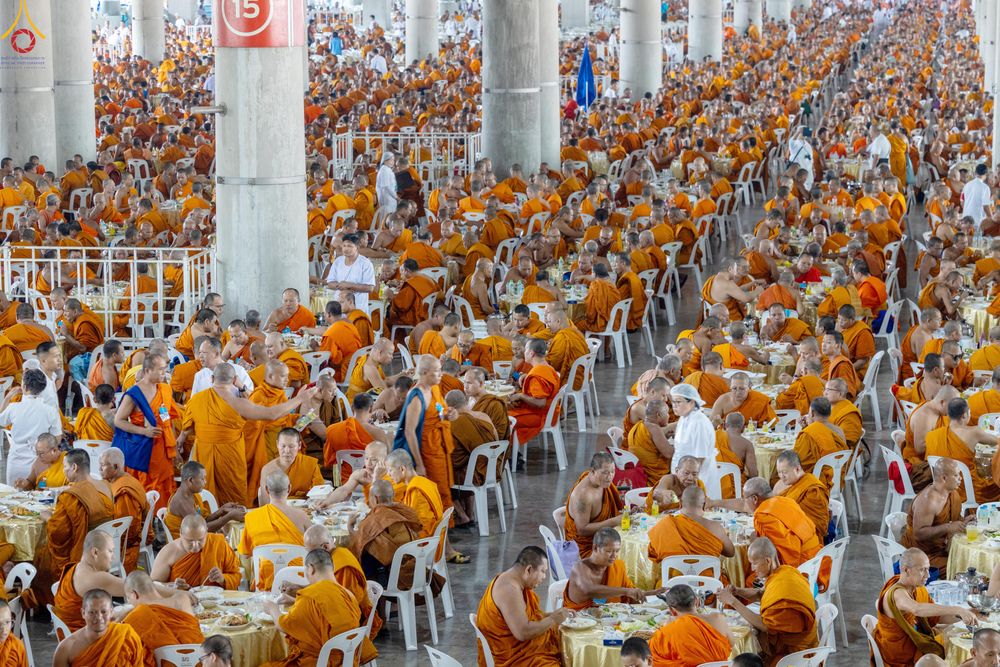 ภาพ No.323787:วันที่ 22 เมษายน พ.ศ.2569(วันคุ้มครองโลก) งานถวายมหาสังฆทาน 40,000 กว่าวัดทั่วประเทศ คณะสงฆ์ฉันภัตตาหารเพล