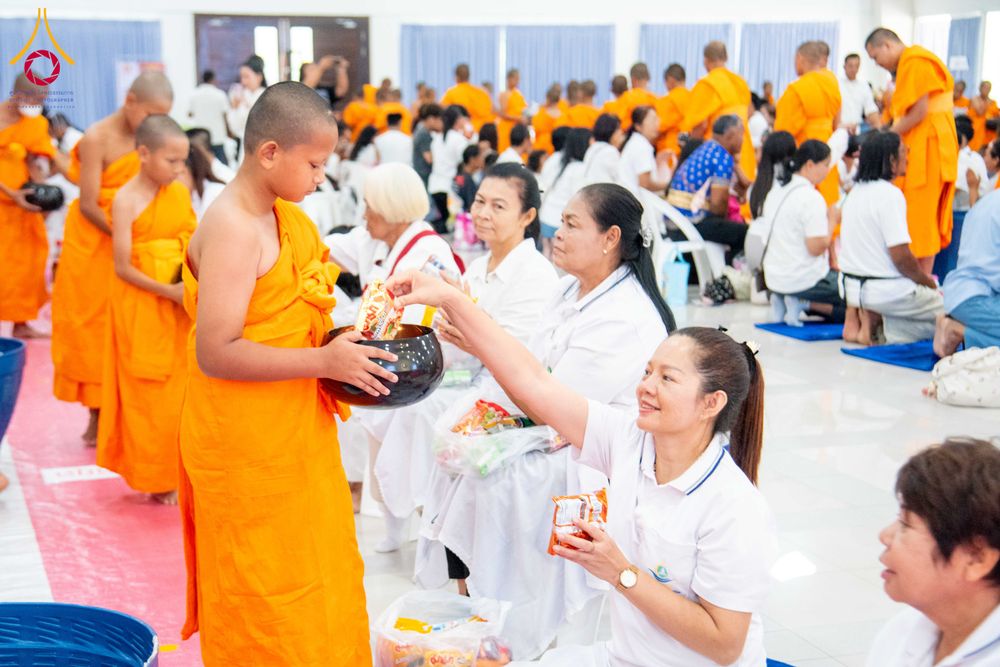 ภาพ No.321873:วันที่ 12 เมษายน พ.ศ.2569 ตักบาตรสงกรานต์ฉลองสามเณรใหม่  ณ ศูนย์ปฏิบัติธรรมระยอง(บ้านช่องลม)