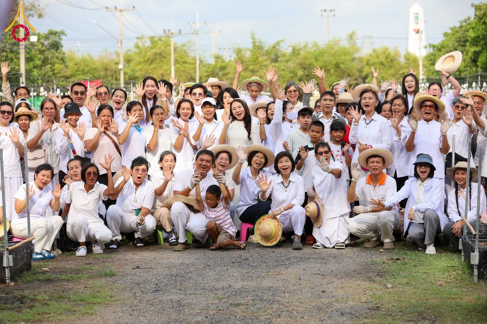 ภาพ No.346864:วันอาทิตย์ที่ 30 สิงหาคม พ.ศ.2569 การปักชำต้นกล้าเบญจทรัพย์ เพื่อเตรียมดอกไม้บูชาธรรม พระเดชพระคุณหลวงปู่ และโปรยต้อนรับพระธรรมยาตรา ปีที่ 15 ณ แปลงปลูก B ปทุมเจดีย์ วัดพระธรรมกาย