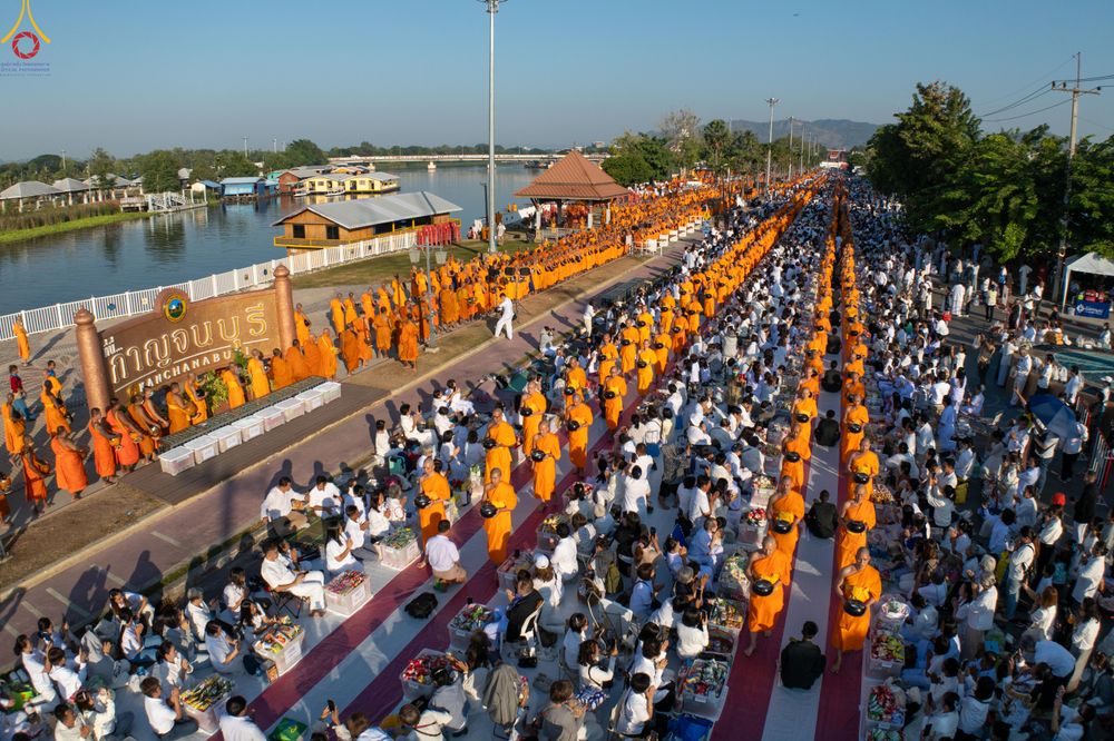 ภาพ No.284232:วันเสาร์ที่ 20 ธันวาคม พ.ศ.2568  พิธีตักบาตรพระ 10,000 รูป เนื่องในโอกาส 194 ปี จังหวัดกาญจนบุรี และอุทิศส่วนกุศลให้แด่บรรพชนทั้งหลาย บริเวณถนนสองแคว (Skywalk) เมืองกาญจนบุรี
