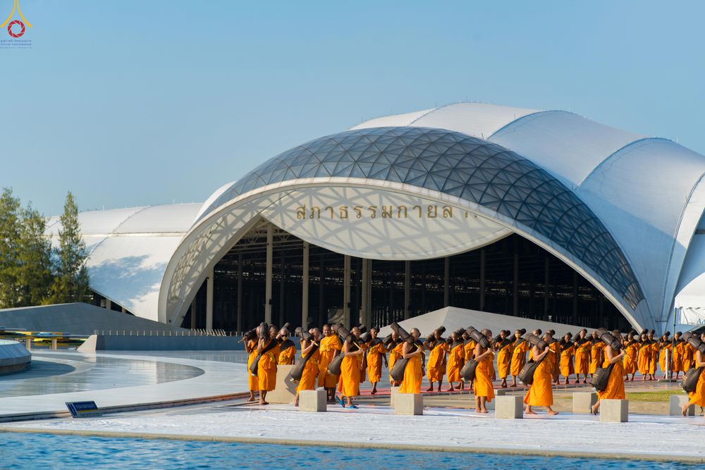 ภาพ No.281570:วันที่ 24 ธันวาคม พ.ศ.2568 พระธรรมยาตรา ปฏิบัติธรรม และถ่ายภาพหมู่ประวัติศาสตร์ ณ ลานหน้ามหาวิหารพระมงคลเทพมุนีฯ วัดพระธรรมกาย