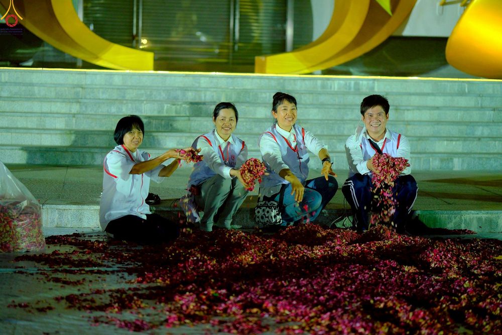 ภาพ No.306635:ภาพเบื้องหลังอาสาสมัครรวมใจ ชุดที่ 5 ในโครงการธรรมยาตรา กตัญญูบูชา มหาปูชนียาจารย์ พระมงคลเทพมุนี(สด จนฺทสโร) พระผู้ปราบมาร อนุสรณ์สถาน 7 แห่ง ปีที่ 14