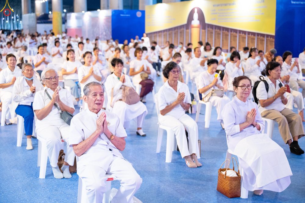 ภาพ No.280318:วันที่ 31 ธันวาคม พ.ศ.2568 -วันที่ 1 มกราคม พ.ศ.2569 พิธีฉลองชัยสวดมนต์บทธัมมจักกับปปวัตนสูตร ครบ 8,000,000,000 จบ , พิธีสวดมนต์ข้ามปี ณ วัดพระธรรมกาย