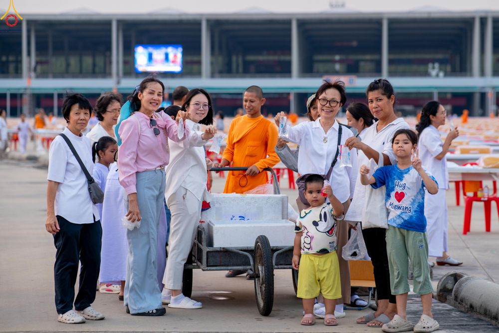 ภาพ No.323169:วันที่ 19 เมษายน พ.ศ.2569 การเรียงกล่องไทยธรรม , เตรียมงานจราจร เพื่องานถวายมหาสังฆทาน 40,000 กว่าวัดทั่วประเทศ วันคุ้มครองโลก 22 เมษายน พ.ศ.2569 วัดพระธรรมกาย