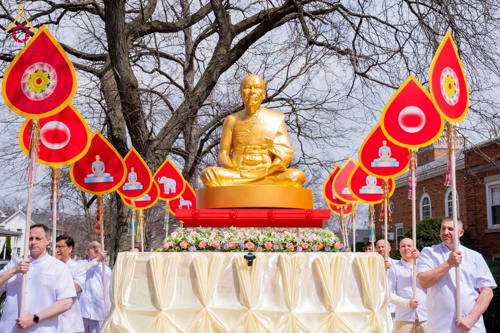 ภาพ No.319090:วันที่ 29 มีนาคม พ.ศ.2569 พิธีอัญเชิญรูปหล่อพระมงคลเทพมุนี (สด จนฺทสโร) ประดิษฐาน ณ ห้องปฏิบัติธรรม “มงคลรัตนโชติ”  วัดพระธรรมกายชิคาโก ประเทศสหรัฐอเมริกา