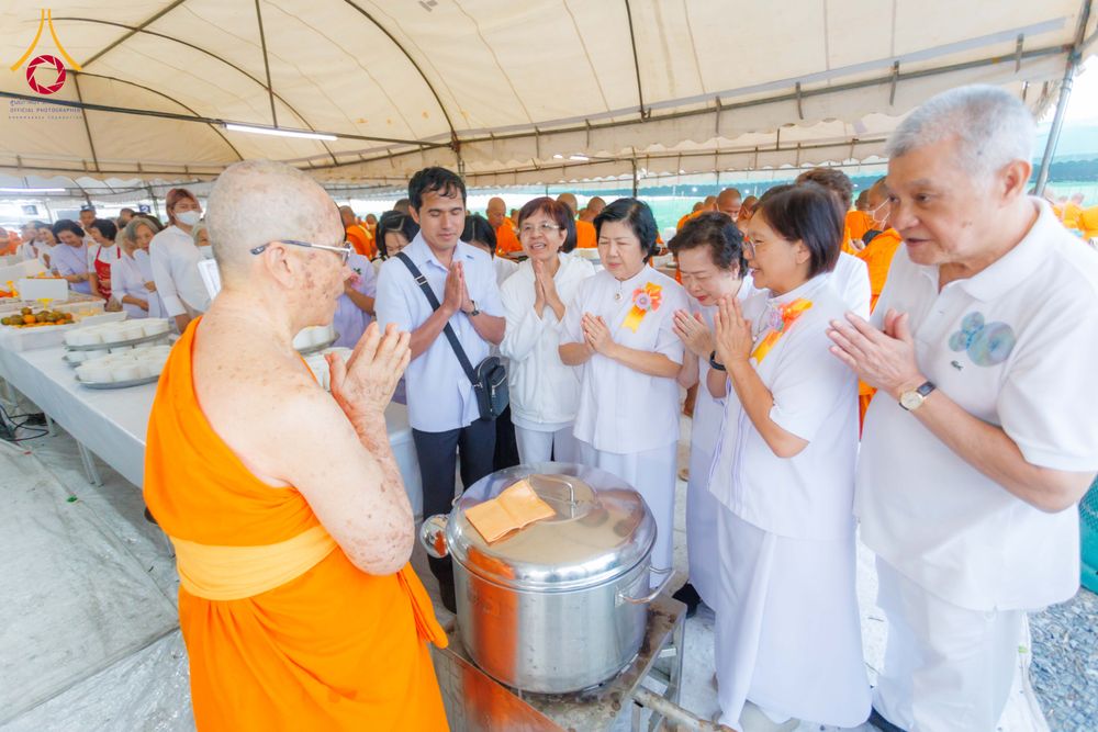 ภาพ No.298522:วันที่ 20 มกราคม พ.ศ. 2569 พิธีถวายภัตตาหารเป็นสังฆทาน แด่พระธรรมยาตรา ณ อนุสรณ์สถานบางปลา วัดบางปลา อำเภอบางเลน จังหวัดนครปฐม ในโครงการธรรมยาตรา กตัญญูบูชา มหาปูชนียาจารย์ พระมงคลเทพมุนี(สด จนฺทสโร) พระผู้ปราบมาร อนุสรณ์สถาน 7 แห่ง ปีที่ 14