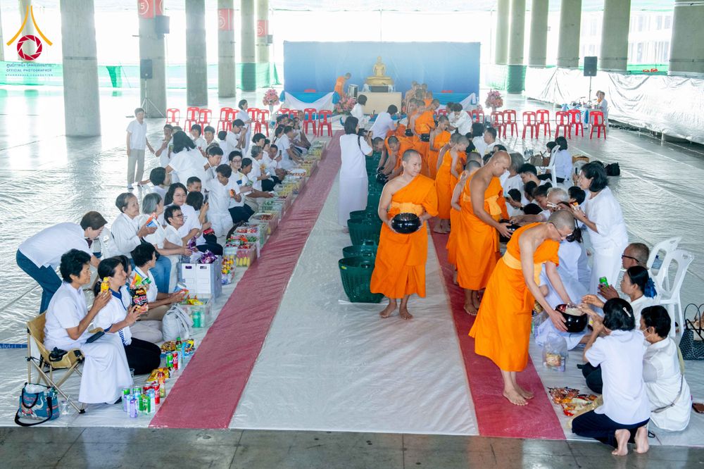 ภาพ No.340001:วันอาทิตย์ที่ 19 กรกฎาคม พ.ศ.2569 พิธีตักบาตรโครงการบรรพชาสามเณรนานาชาติ รุ่นที่ 15 ณ มหารัตนวิหารคด 6 วัดพระธรรมกาย