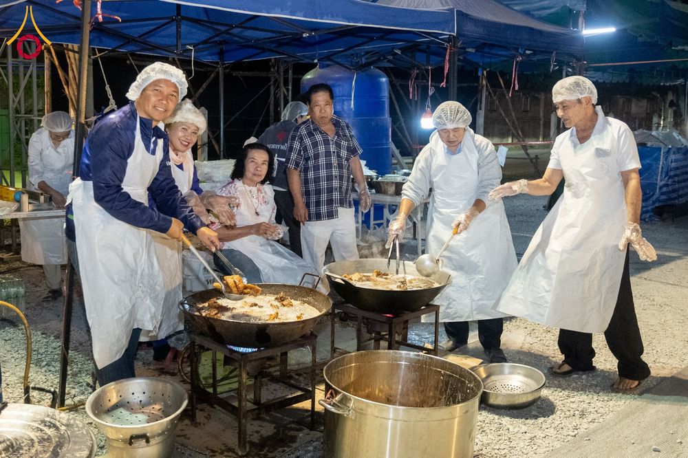 ภาพ No.291310:วันที่ 10 มกราคม พ.ศ. 2569 พิธีถวายภัตตาหารเป็นสังฆทาน แด่พระธรรมยาตรา ณ อนุสรณ์สถานคลองบางนางแท่น อ.สามพราน จ.นครปฐม ในโครงการธรรมยาตรา กตัญญูบูชา มหาปูชนียาจารย์ พระมงคลเทพมุนี(สด จนฺทสโร) พระผู้ปราบมาร อนุสรณ์สถาน 7 แห่ง ปีที่ 14