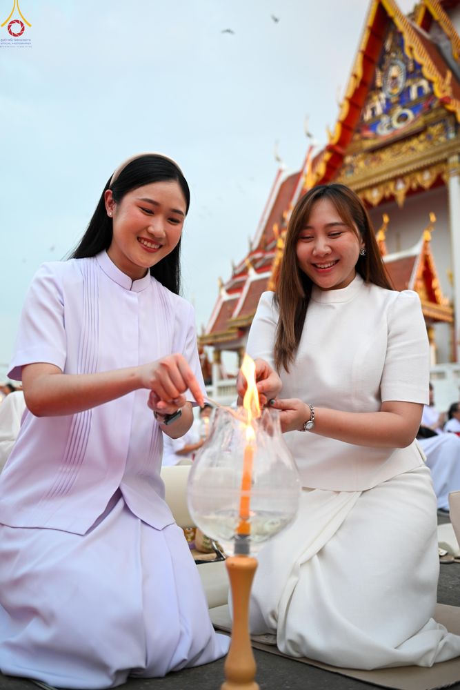 ภาพ No.297065:วันที่ 17 มกราคม พ.ศ. 2569 พิธีจุดประทีปถวายเป็นพุทธบูชา และบูชาธรรมมหาปูชนียาจารย์ (ภาพชุดที่ 2) ณ วัดโบสถ์บน ต.บางคูเวียง จ.นนทบุรี อนุสรณ์สถานลำดับที่ 4 สถานที่เกิดด้วยกายธรรม ในโครงการธรรมยาตรา กตัญญูบูชา มหาปูชนียาจารย์ พระมงคลเทพมุนี(สด จนฺทสโร) พร