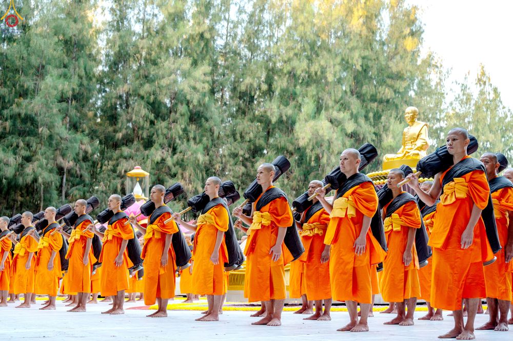 ภาพ No.288450:วันที่ 4 มกราคม พ.ศ. 2569 พระธรรมยาตราปฏิบัติธรรม และถ่ายภาพหมู่ประวัติศาสตร์ ในโครงการธรรมยาตรา กตัญญูบูชา มหาปูชนียาจารย์ พระมงคลเทพมุนี(สด จนฺทสโร) พระผู้ปราบมาร อนุสรณ์สถาน 7 แห่ง ปีที่ 14 ณ อนุสรณ์สถานมหาวิหารพระมงคลเทพมุนี (โลตัสแลนด์) อ.สองพี่น้อง