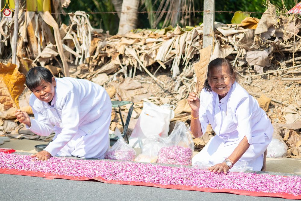 ภาพ No.290374:วันที่ 7 มกราคม พ.ศ. 2569 พิธีต้อนรับพระธรรมยาตรา ณ อนุสรณ์สถานลำดับที่ 2  สถานที่ตั้งมโนปณิธานบวชตลอดชีวิต อนุสรณ์สถานคลองบางนางแท่น (ภาพชุดที่ 2) อ.สามพราน จ.นครปฐม ในโครงการธรรมยาตรา กตัญญูบูชา มหาปูชนียาจารย์ พระมงคลเทพมุนี(สด จนฺทสโร) พระผู้ปราบมาร 