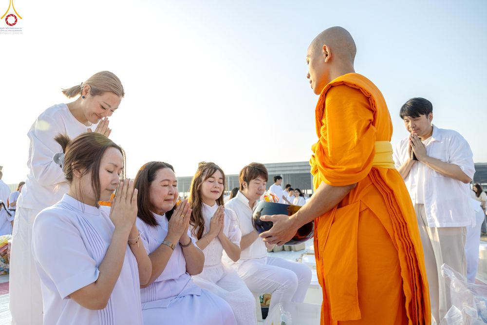 ภาพ No.279922:วันที่ 1 มกราคม พ.ศ.2569 พิธีตักบาตรในวันขึ้นปีใหม่ ณ ลานธรรม วัดพระธรรมกาย