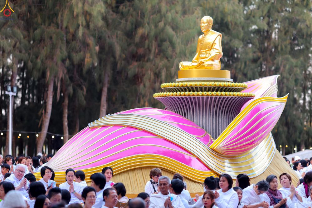 ภาพ No.289239:วันที่ 7 มกราคม พ.ศ. 2569 พิธีตักบาตรพระธรรมยาตรา ณ อนุสรณ์สถานลำดับที่ 1 สถานที่เกิดด้วยรูปกายเนื้อ อนุสรณ์สถานมหาวิหารพระมงคลเทพมุนี (โลตัสแลนด์) อ.สองพี่น้อง จ.สุพรรณบุรี ในโครงการธรรมยาตรา กตัญญูบูชา มหาปูชนียาจารย์ พระมงคลเทพมุนี(สด จนฺทสโร) พระผู้ป