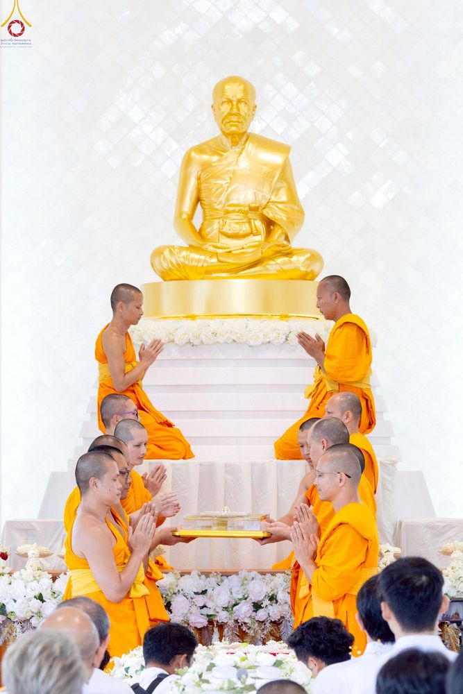 ภาพ No.239498:วันอาทิตย์ที่ 17 สิงหาคม พ.ศ. 2568 พิธีกดปุ่มอัญเชิญรูปเหมือน พระมงคลเทพมุนี (สด จันทสโร)  ณ มหาวิหารแก้วพระมงคลเทพมุนี  ศูนย์ปฏิบัติธรรมแก้วเมืองเลย