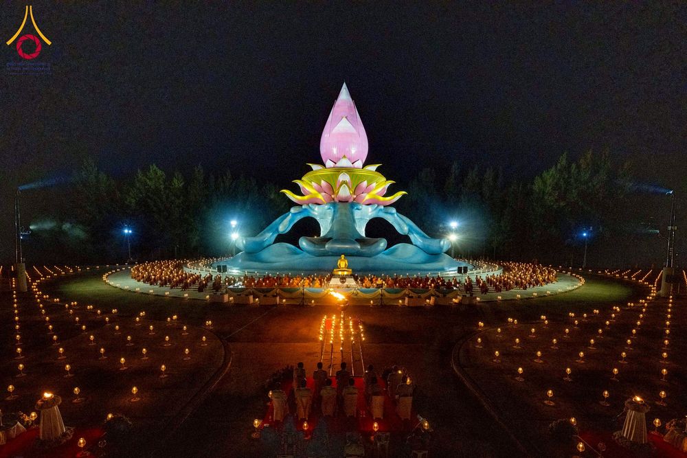 ภาพ No.266206:วันพุธที่ 5 พฤศจิกายน พ.ศ. 2568 (วันพระ ขึ้น 15 ค่ำ เดือน 12) พิธีจุดประทีปโคมลาน, โคมลอย และลอยกระทง ถวายประทีปเป็นพุทธบูชา สร้างความสว่างไสวให้กับแผ่นดินด้วยแสงธรรม ณ พุทธอุทยานนานาชาติ จังหวัดหนองคาย