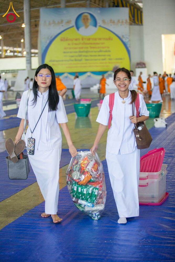 ภาพ No.256875:วันที่ 5 ตุลาคม พ.ศ. 2568 พิธีตักบาตร ข้าวสารอาหารแห้ง ณ บ้านแก้วเรือนทองคุณยายฯ สภาธรรมกายสากล วัดพระธรรมกาย