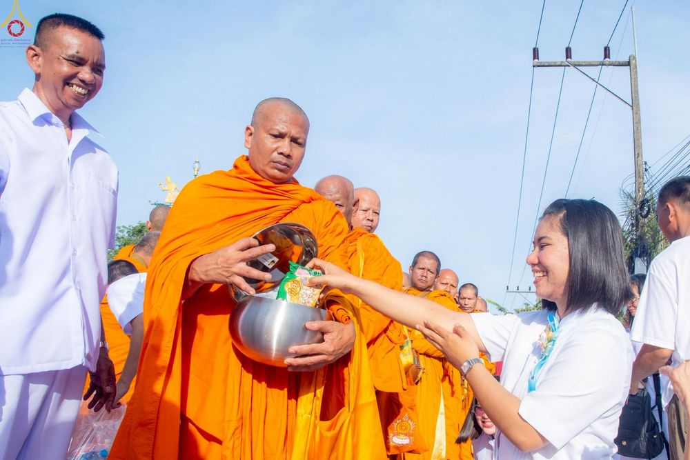 ภาพ No.235257:วันอาทิตย์ที่ 27 กรกฎาคม พ.ศ. 2568 พิธีตักบาตรพระ1,000 รูป ทำบุญเมืองพัทลุง ประธานสงฆ์ พระปริยัติวชิโรดม  เจ้าคณะจังหวัดพัทลุง ประธานฆราวาส นายรัฐศาสตร์ ชิดชู  ผู้ว่าราชการจังหวัดพัทลุง