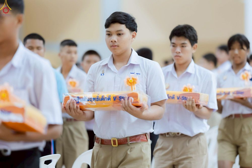ภาพ No.246062:วันเสาร์ที่ 13 กันยายน พ.ศ. 2568 พิธีมอบผ้าไตรประธานกฐินสัมฤทธิ์เด็กดี V-Star ณ สภาธรรมกายสากล วัดพระธรรมกาย