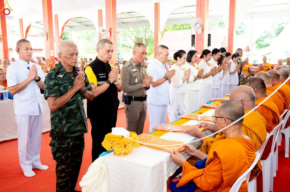 ภาพ No.234526:วันพฤหัสบดีที่ 24 กรกฎาคม พ.ศ. 2568 พิธีถวายสังฆทานแก่คณะสงฆ์ 323 วัด , พิธีมอบกองทุนหนุนแรงใจช่วยครูใต้ , พิธีทำบุญส่วนกุศลแด่ผู้วายชนม์ ในเหตุการณ์ความไม่สงบ 4 จังหวัด ชายแดนภาคใต้ (ปัตตานี , ยะลา , นราธิวาส , สงขลา) ปีที่ 21 ครั้งที่ 179 ณ วัดเวฬุวัน 