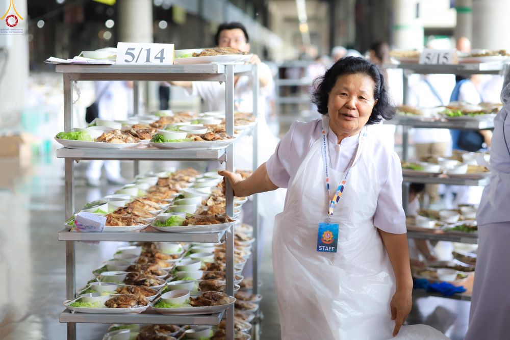 ภาพ No.325742:วันที่ 22 เมษายน พ.ศ.2569(วันคุ้มครองโลก) งานถวายมหาสังฆทาน 40,000 กว่าวัดทั่วประเทศ เจ้าหน้าที่ สาธุชน ร่วมใจจัดเตรียมภัตตาหารเพล (ชุด 2)